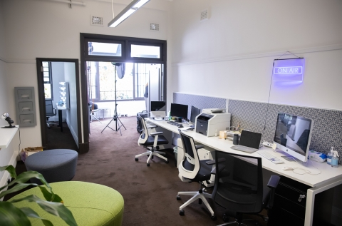 Large private room in shared office photo 8