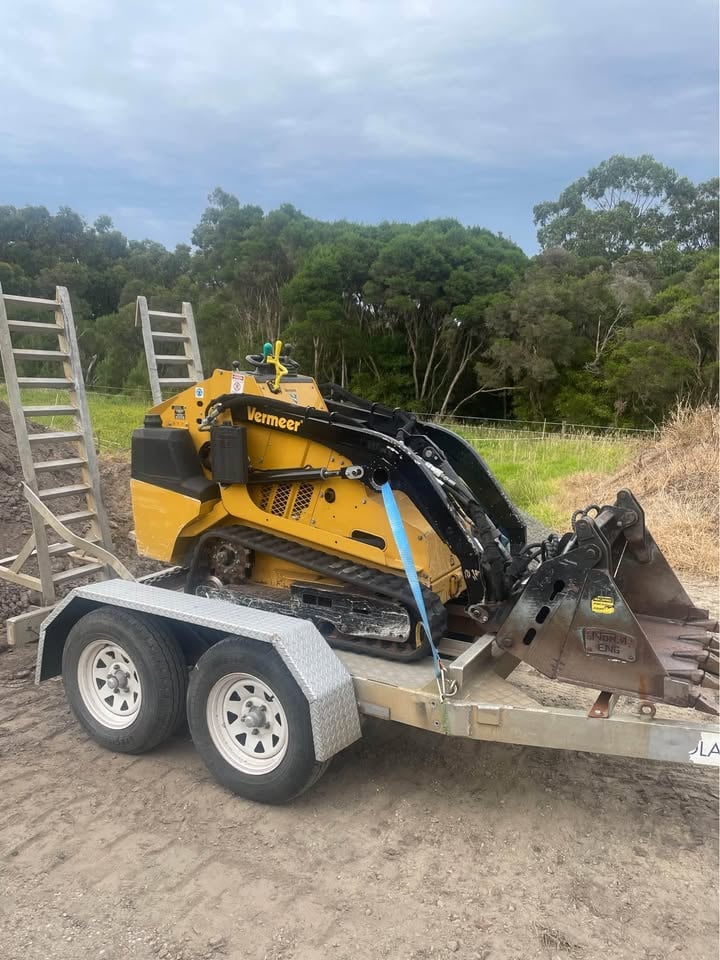 Mini track loader dry hire photo 4