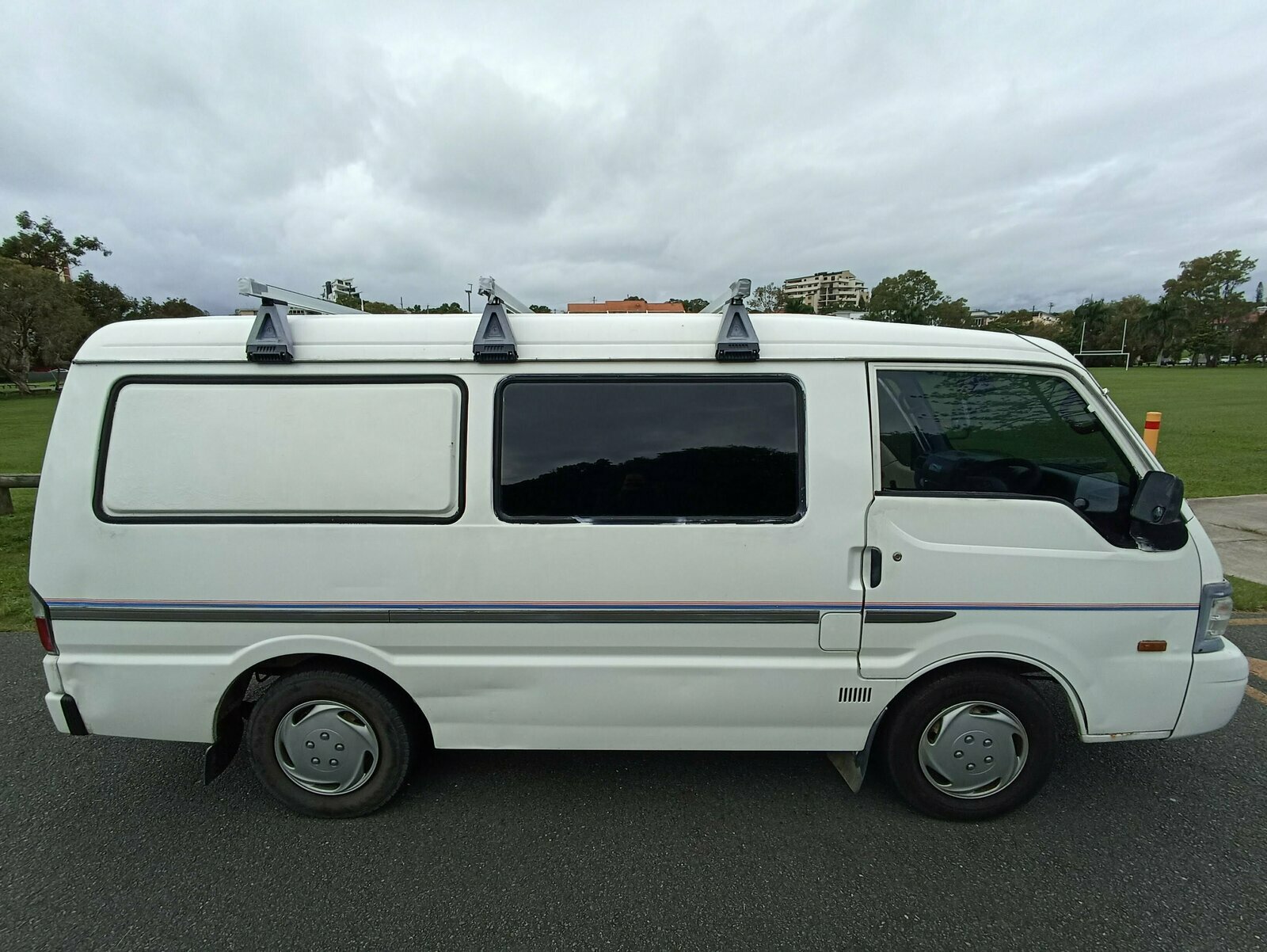 Mazda e2000i photo 2