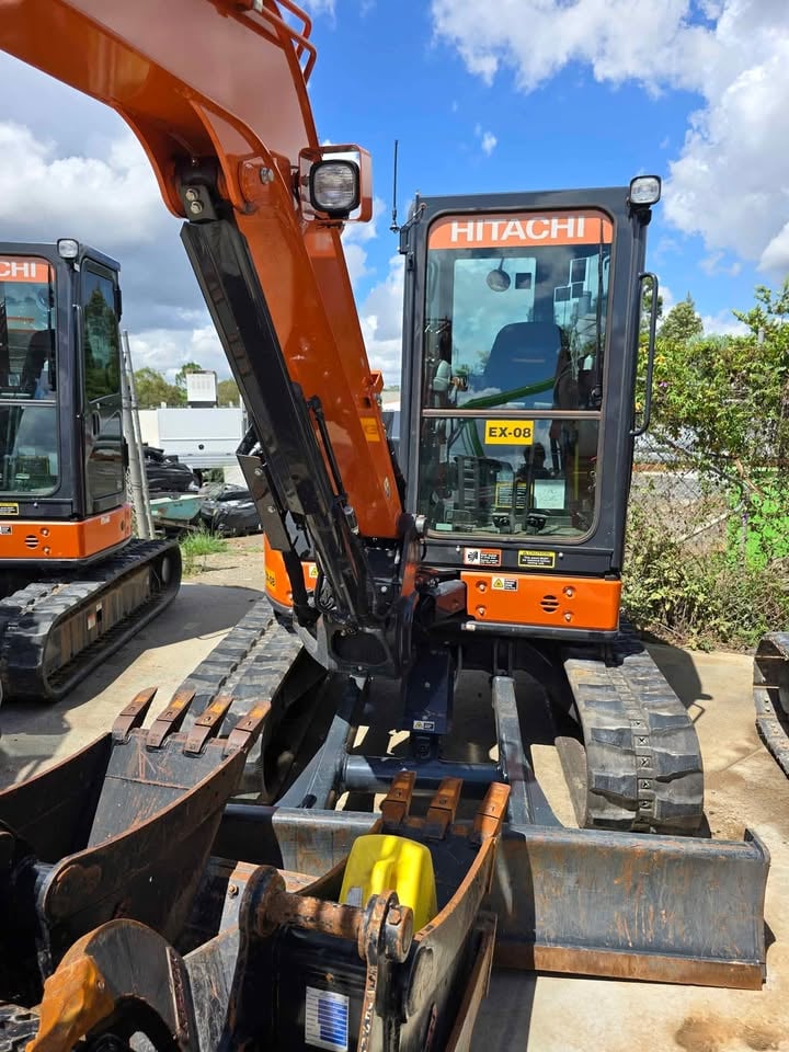 5.5t Excavator ($340/day) [Dry Hire] photo 2