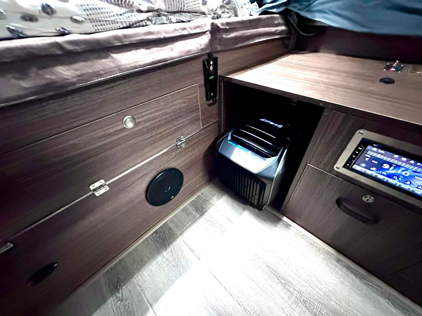 Luxury Space X camper photo 6