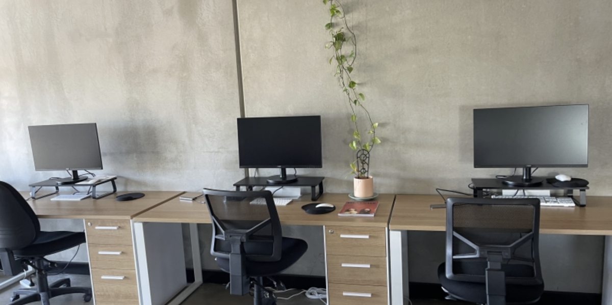 Hot Desks in Female Creative Sharehouse! photo 3