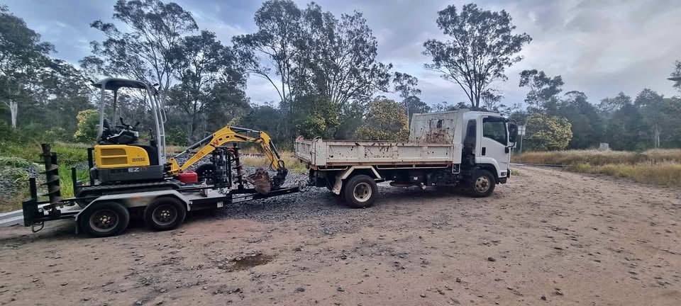 1.7T excavator hire photo 3