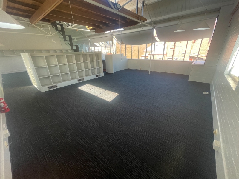 Large sunlit studio for lease, All Bills included photo 5