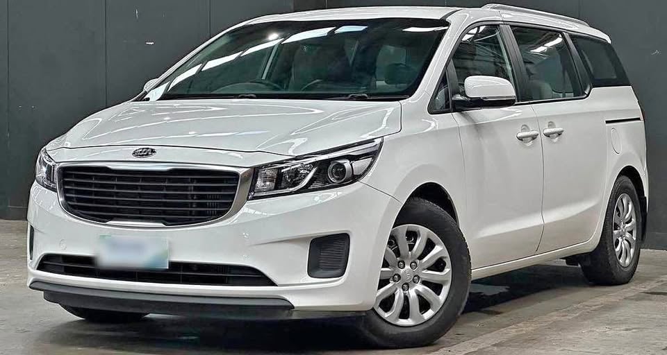 2017 Kia carnival hire photo 4