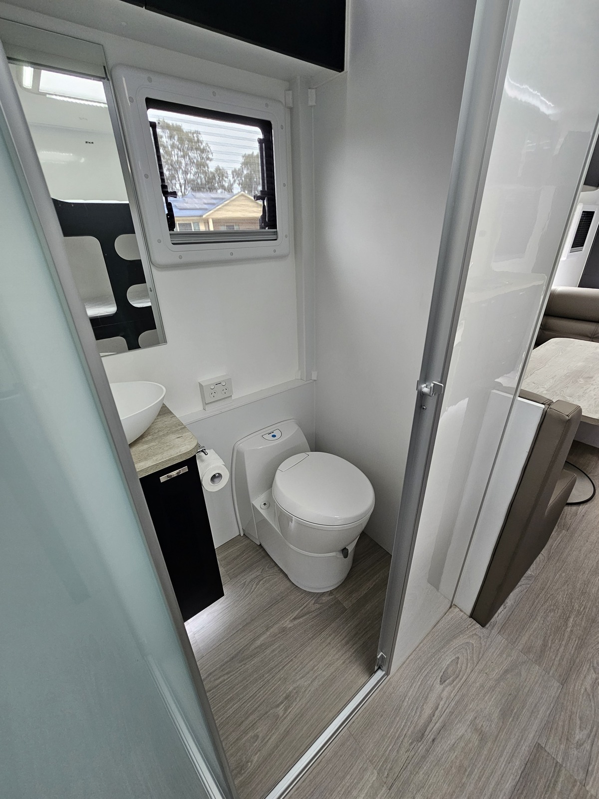 2024 Brand New Windsor family van, 3 bunks photo 10
