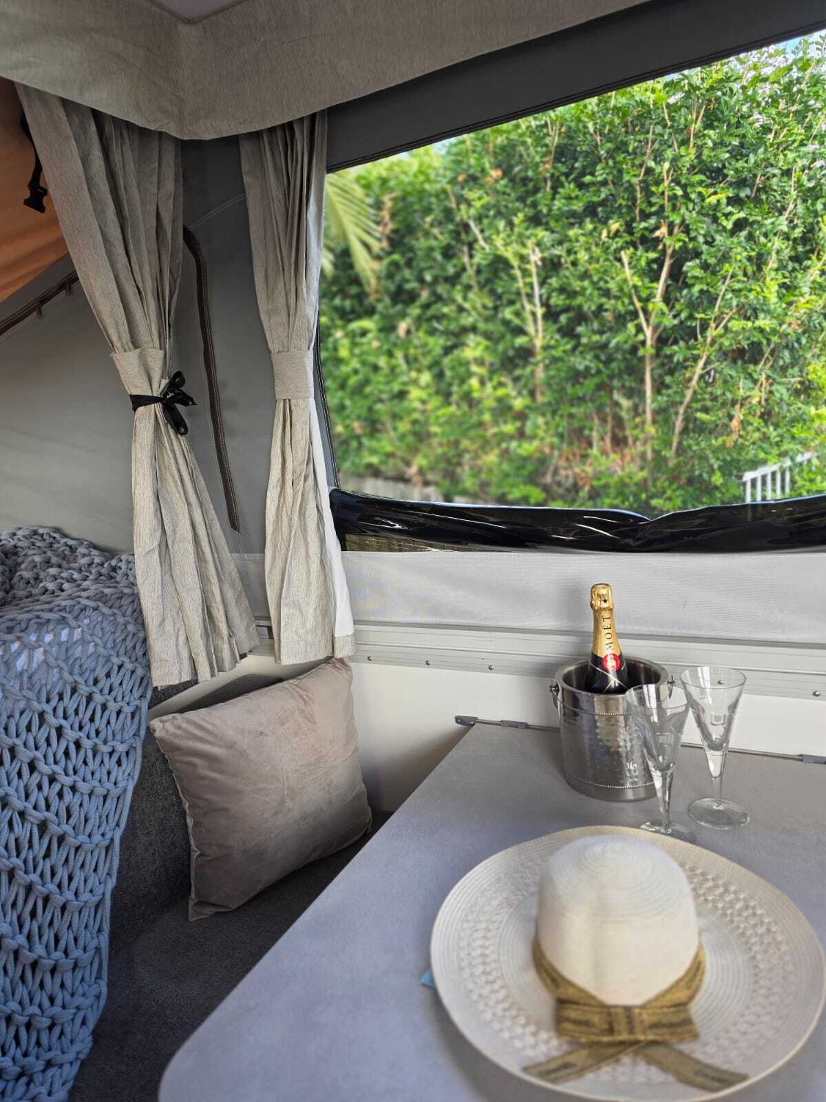 CAT 1 pop up camper photo 7