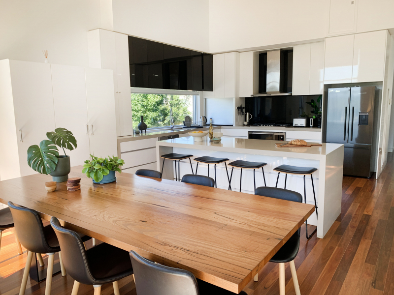 Spacious open plan kitchen and dining area photo 3