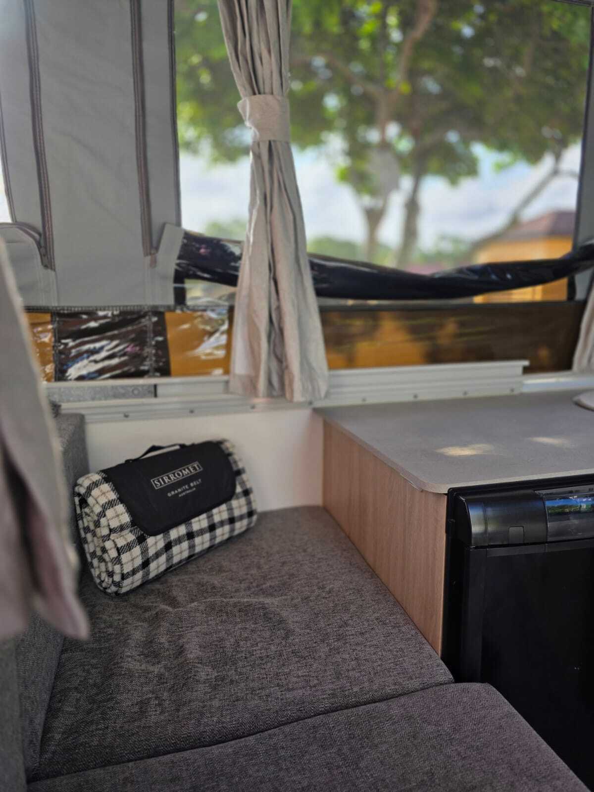 CAT 1 pop up camper photo 6