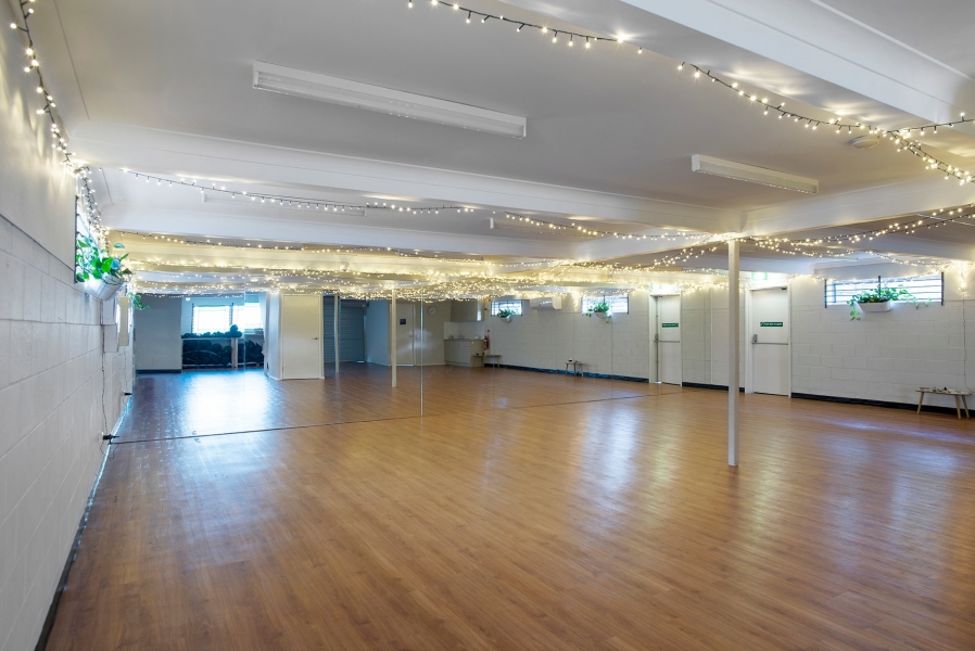 Beautiful Dance Studio with mirrors and ballet barre photo 4