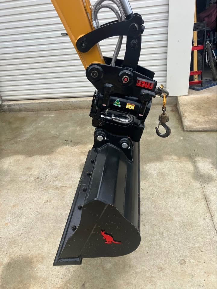 Digger hire with all the gear photo 6