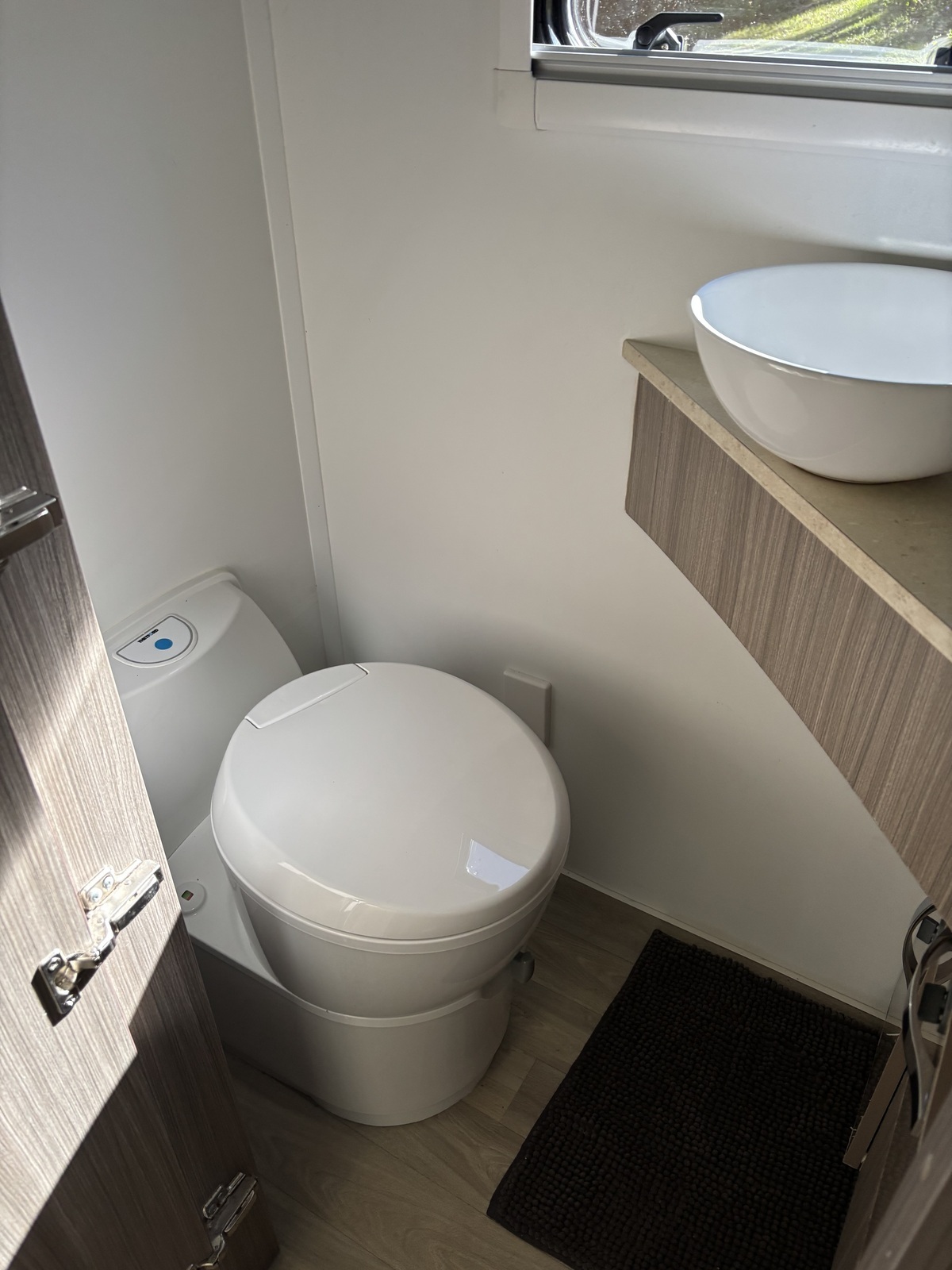 Luxury compact caravan for 2 photo 6