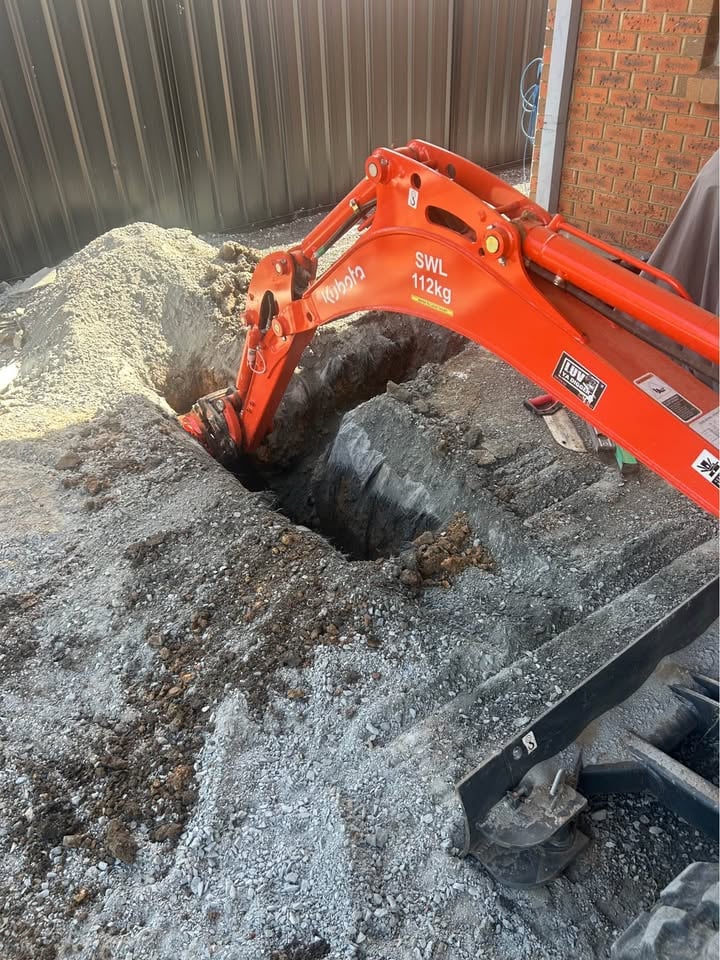 WET HIRE!!! 1.7t digger / 2t tipper with operator and tipping trailer! photo 11
