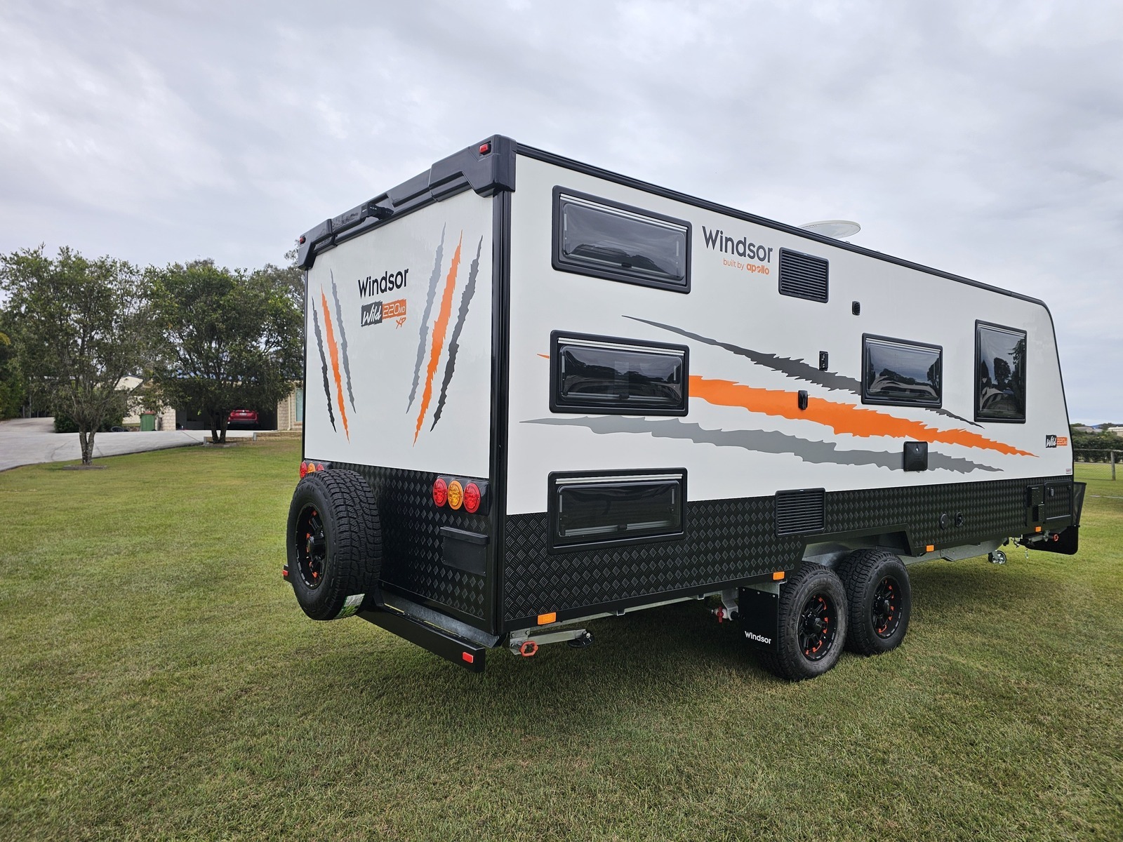 2024 Brand New Windsor family van, 3 bunks photo 4