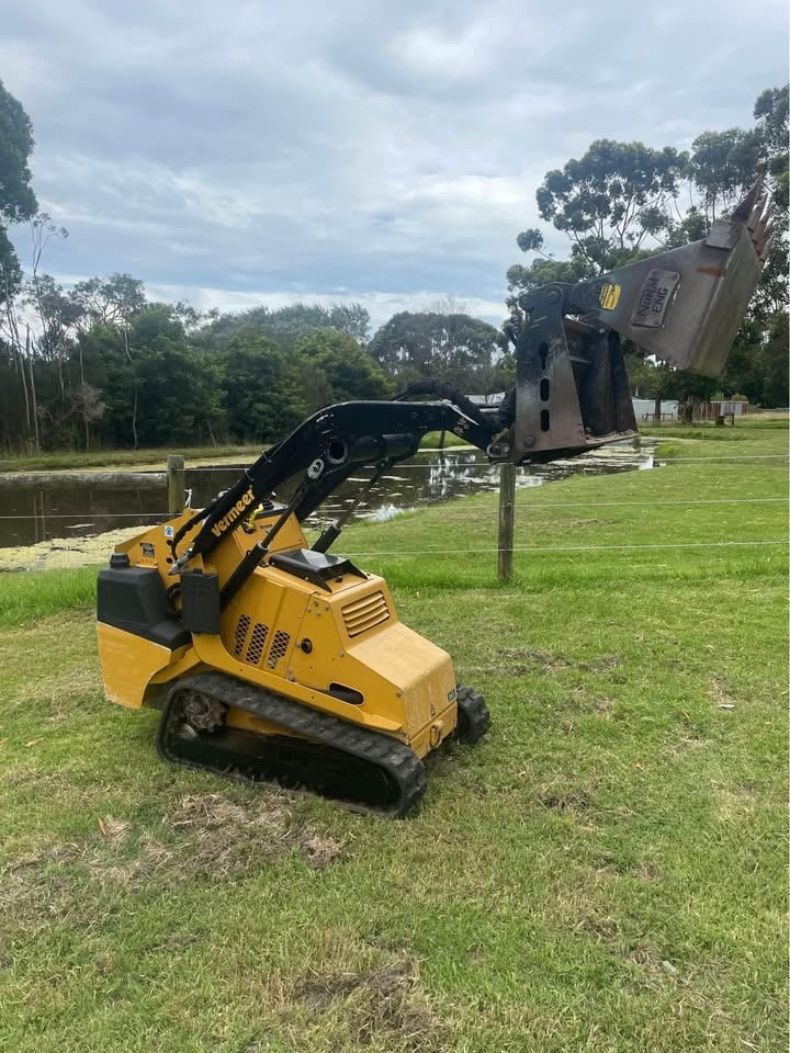 Mini track loader dry hire photo 2