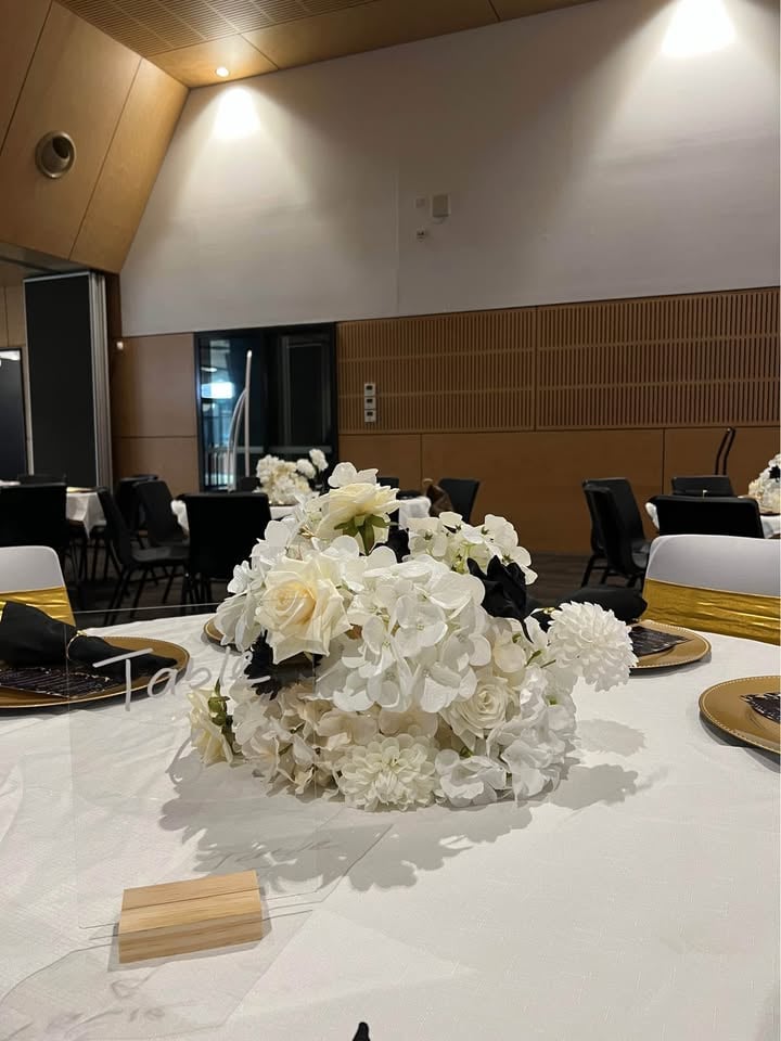 HIRE - Floral centrepieces - $20 photo 3