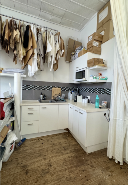 Light filled beautiful studio photo 4
