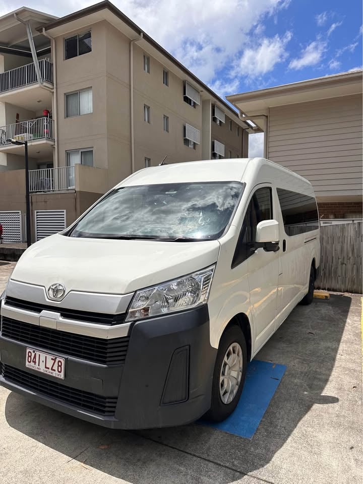 12 Seater Toyota Hiace bus for hire (daily hire or long term photo 4