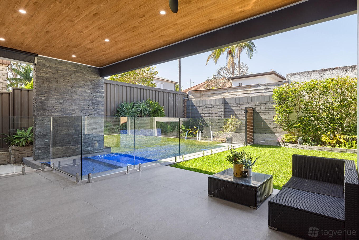 Water View Luxury House at Expansive Water View Luxury Modern House photo 13