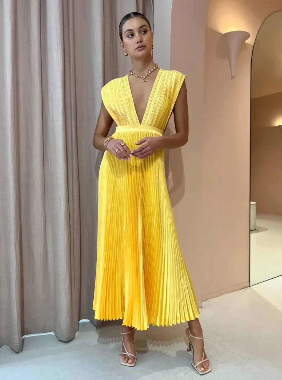 L'idée Gala Gown Canary Yellow Size AU 12 photo 5