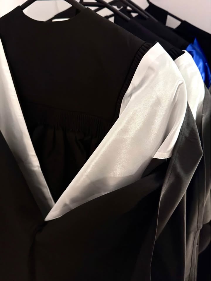 UQ Bachelor / Master Gown for hire photo 5
