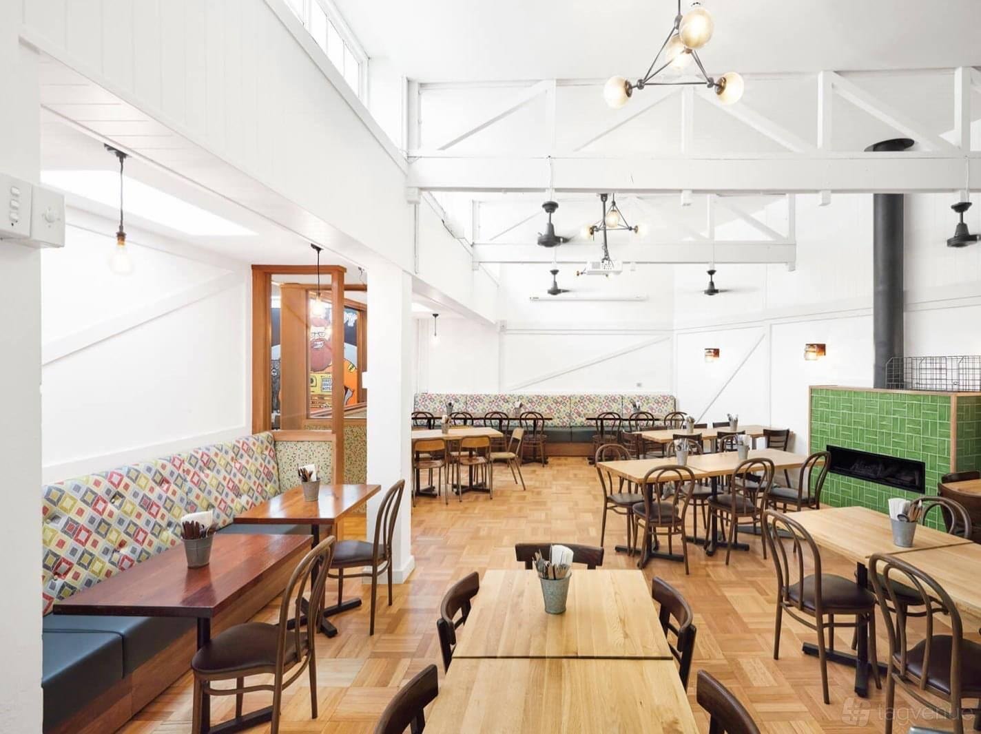 1/2 Lodge Lounge at Forest Lodge Hotel photo 2