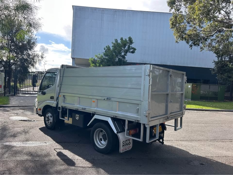 Tipper truck for hire car license photo 4