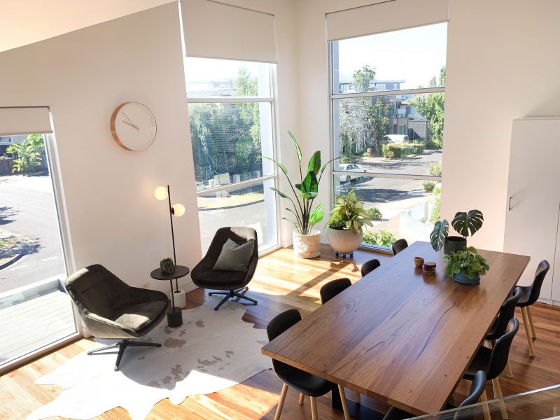 Spacious open plan kitchen and dining area photo 4