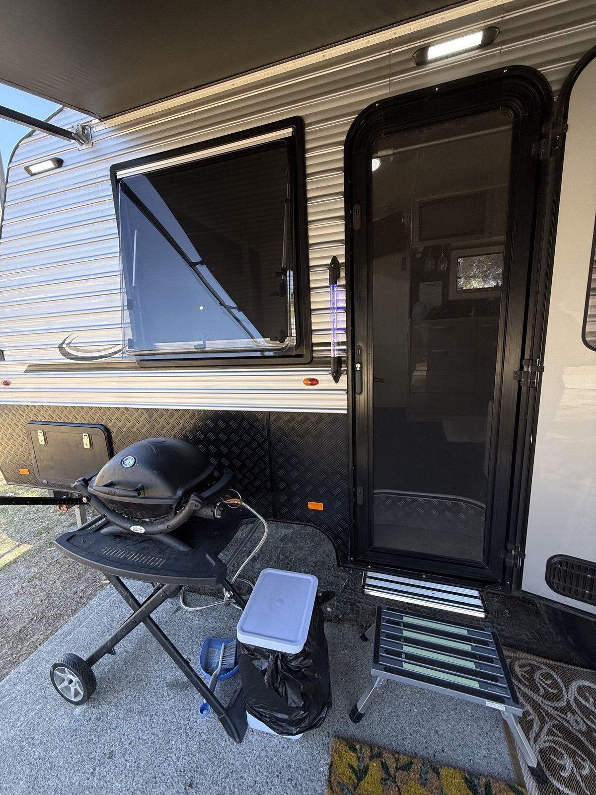 SUMMER HOLIDAY DREAMING WITH FULL SET UP TRIPLE BUNK - BLACK BETTY - BOOK ME FOR A MONTH IN JAN 2026'! photo 17