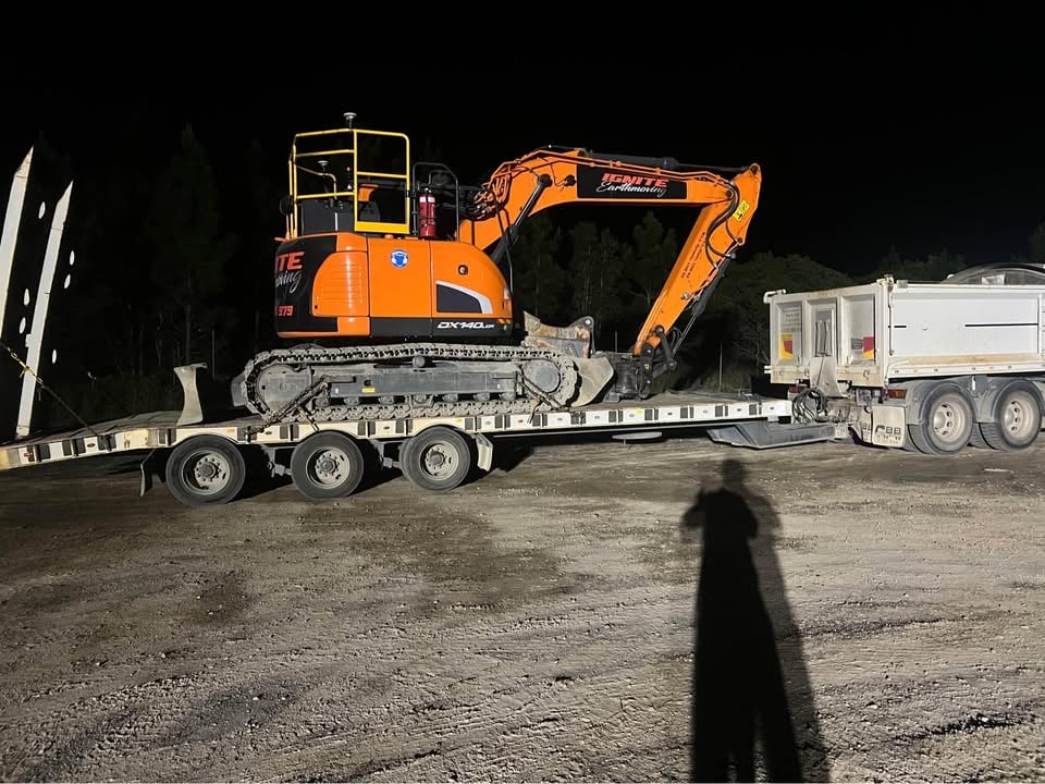14t GPS Excavators Wet Hire photo 3