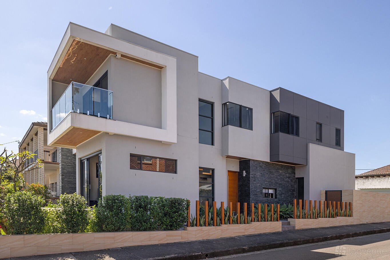 Water View Luxury House at Expansive Water View Luxury Modern House photo 14