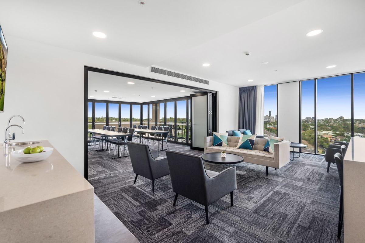 Conference Room at Essence Suites Taringa photo 3