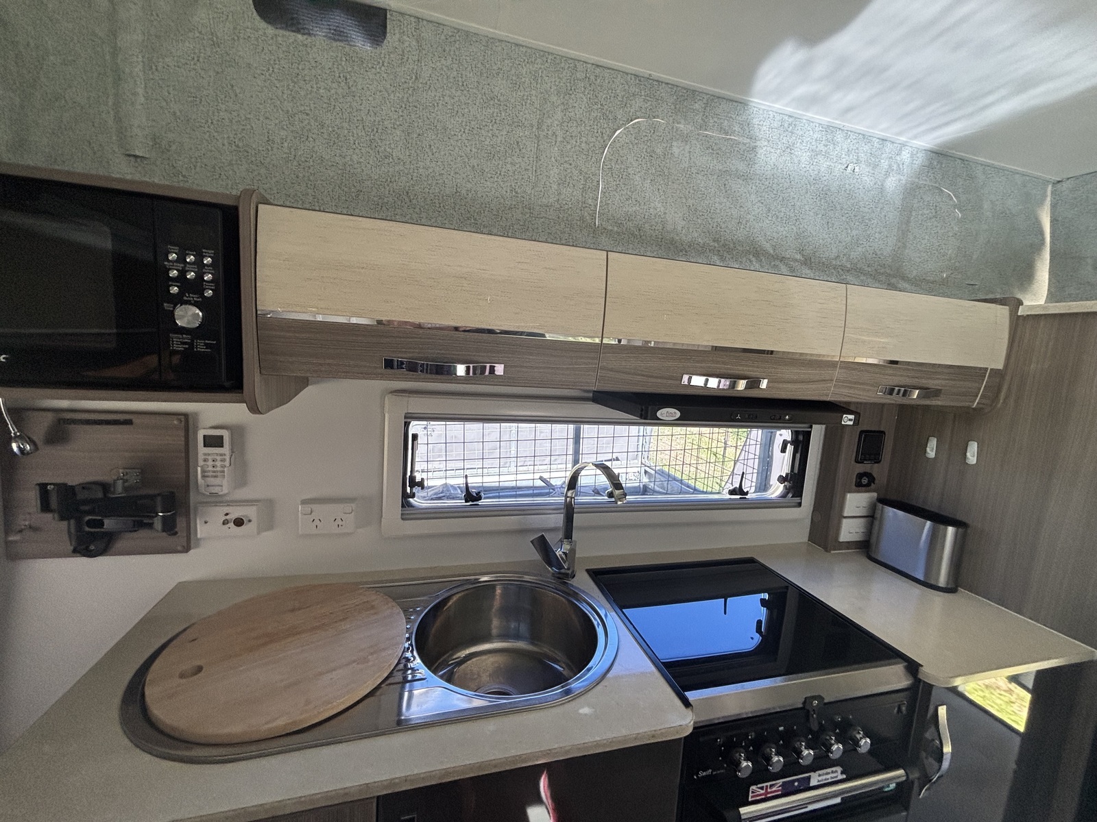 Luxury compact caravan for 2 photo 3