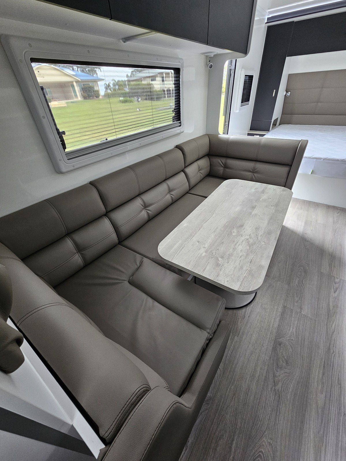 2024 Brand New Windsor family van, 3 bunks photo 14