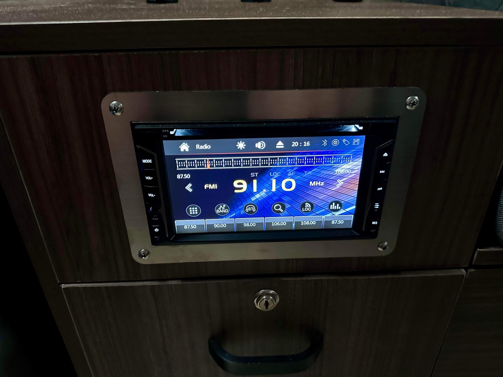 Luxury Space X camper photo 5