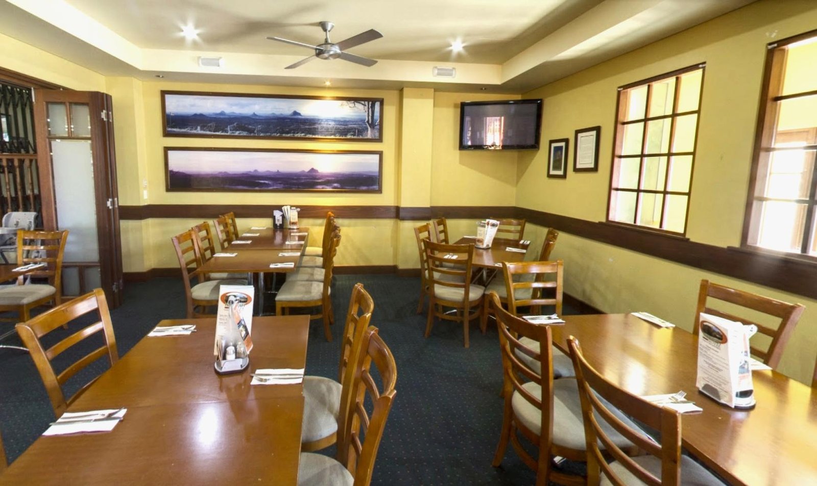 Half Dining Room at Beerwah Hotel photo 2