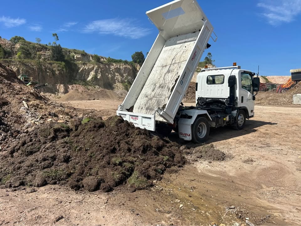 WET HIRE!!! 1.7t digger / 2t tipper with operator and tipping trailer! photo 3