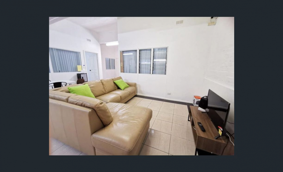 1/15-19 Anthony St CHEAP studio/office/art gallery photo 3