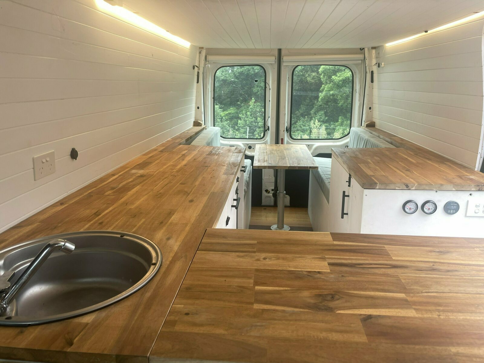 Casa Blanca - Queen Bed, Indoor Toilet/Shower, Solar, Luxury + photo 12