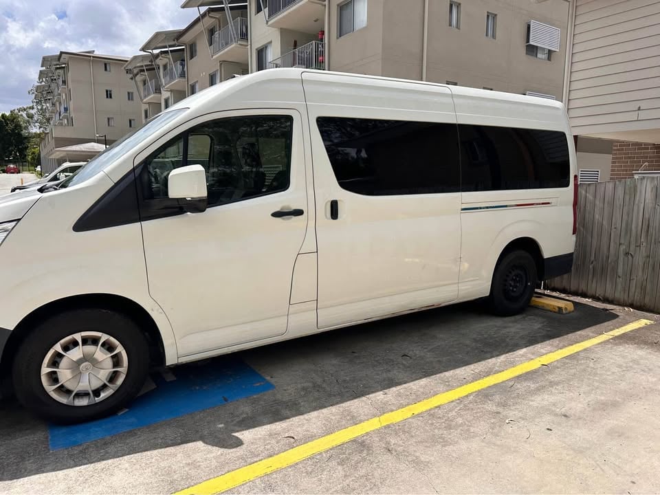 12 Seater Toyota Hiace bus for hire (daily hire or long term photo 6