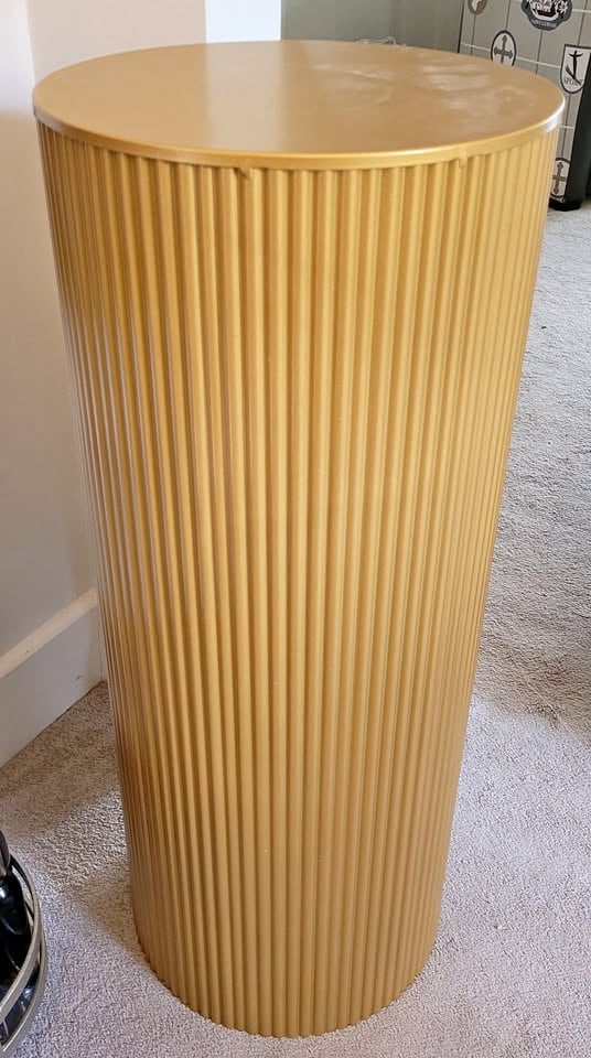 Gold plinth for hire photo 3