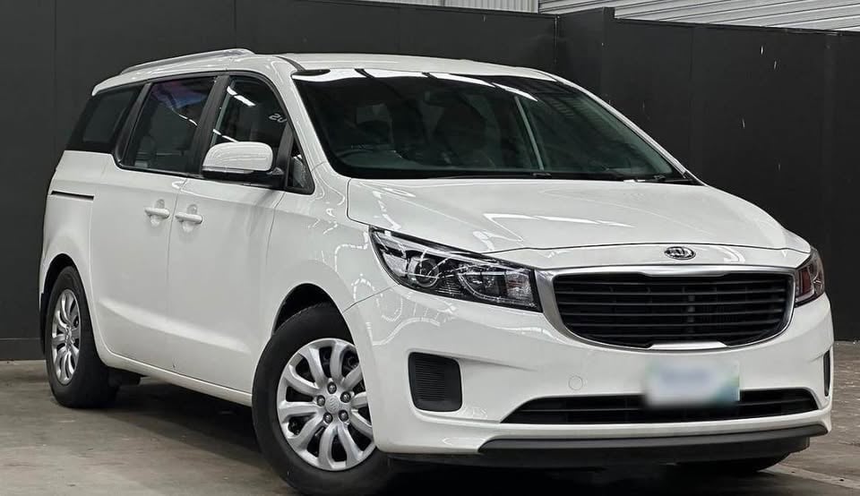 2017 Kia carnival hire photo 3