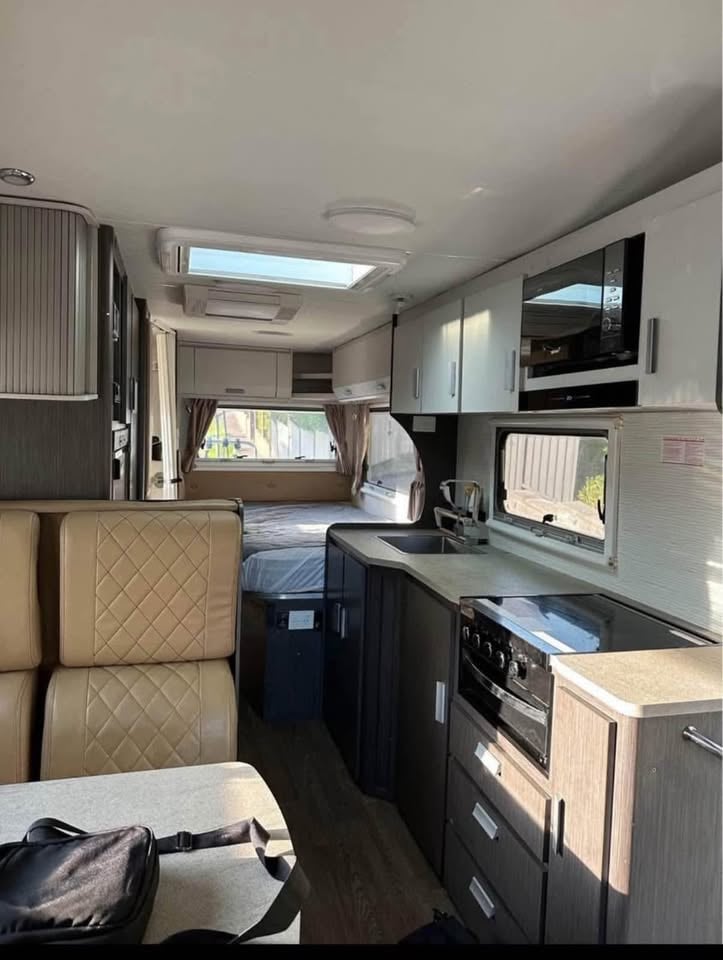 Motorhome hire photo 4