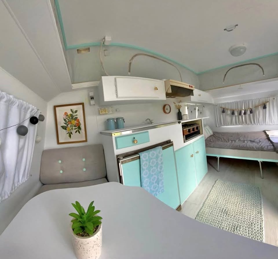 Renovated Retro Classic Windsor Weekender easy tow 12ft caravan photo 7
