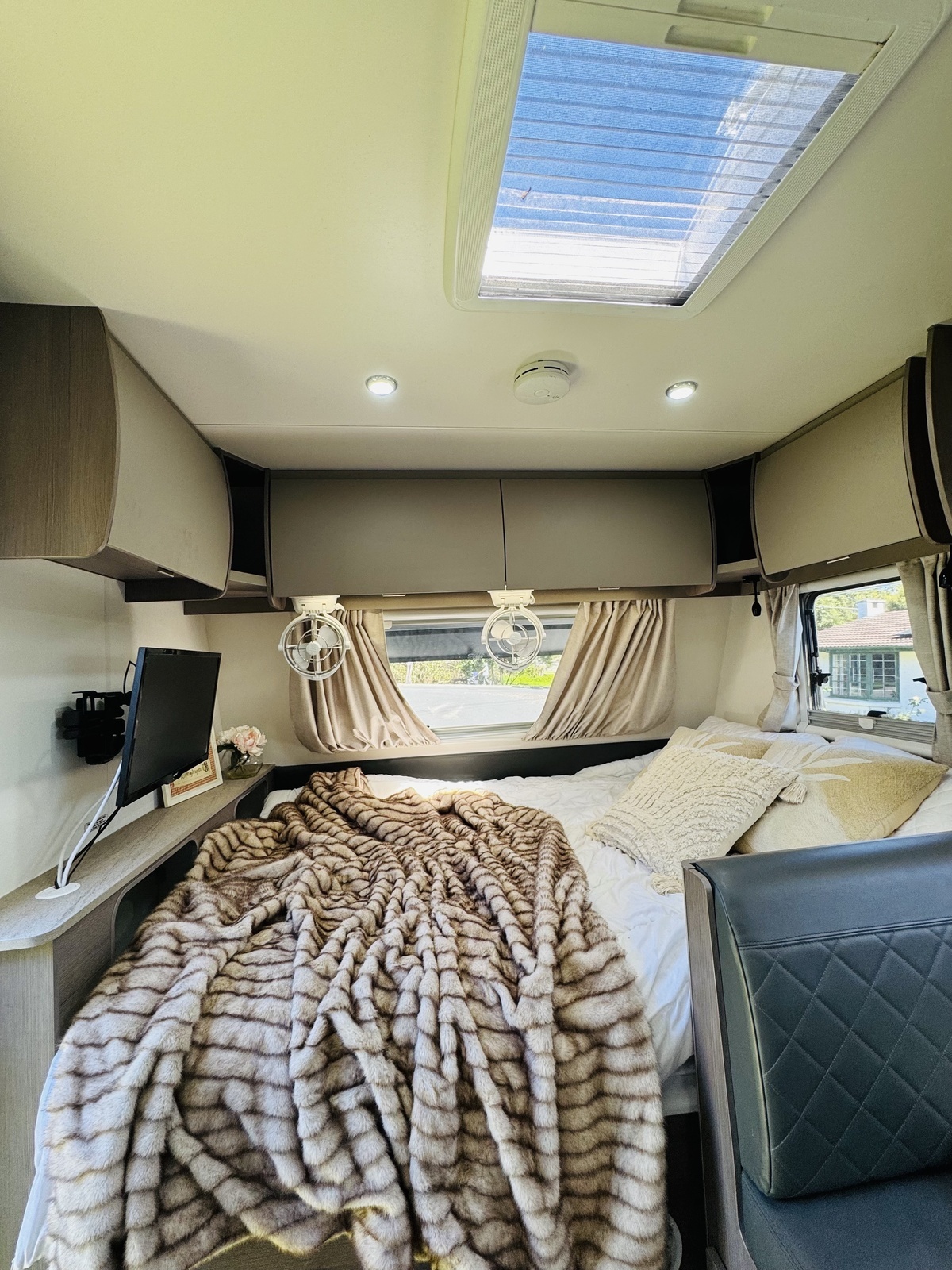 Epic Journey - 2024 Luxury 20 ft Family Caravan photo 4