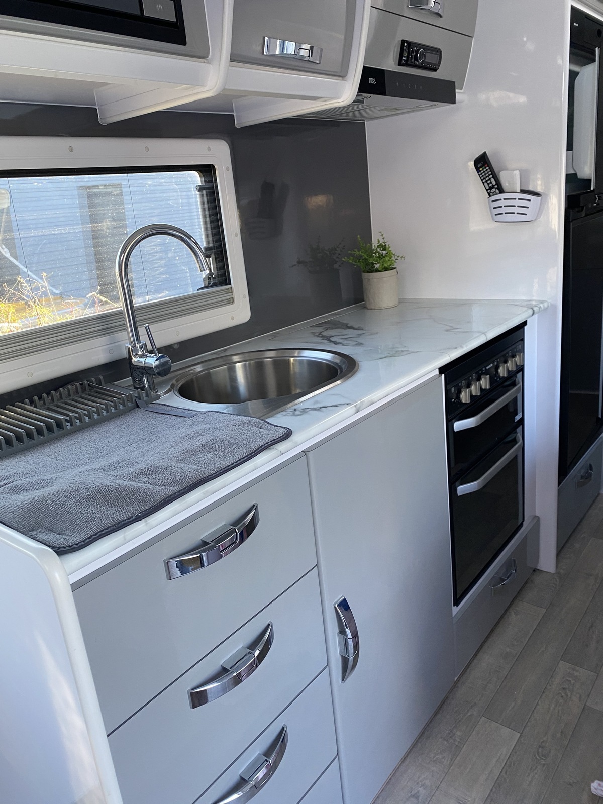 Ms Mooloolaba Family Van - Modern Family Van, shower & toilet, very light & easy self-tow photo 4