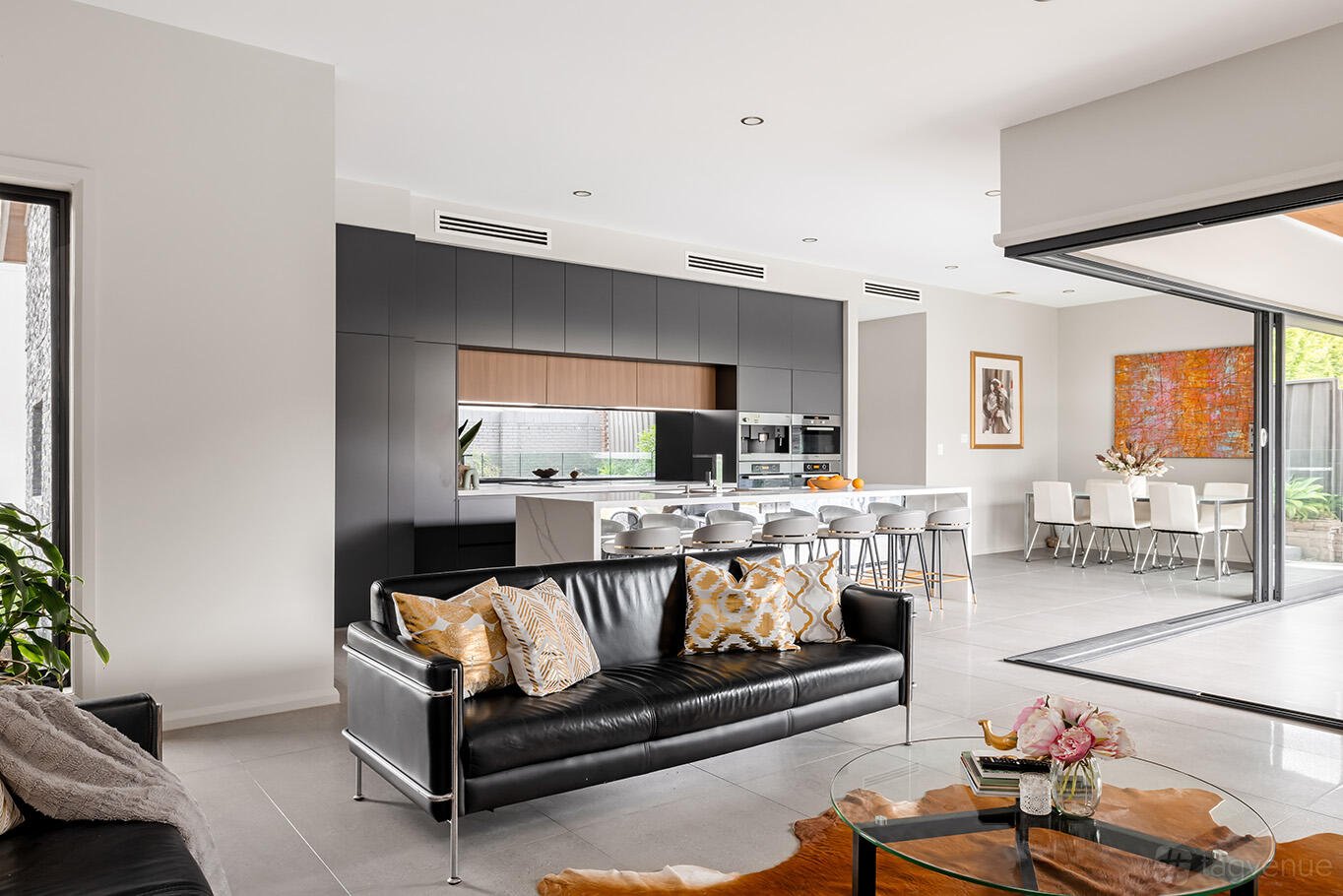 Water View Luxury House at Expansive Water View Luxury Modern House photo 4