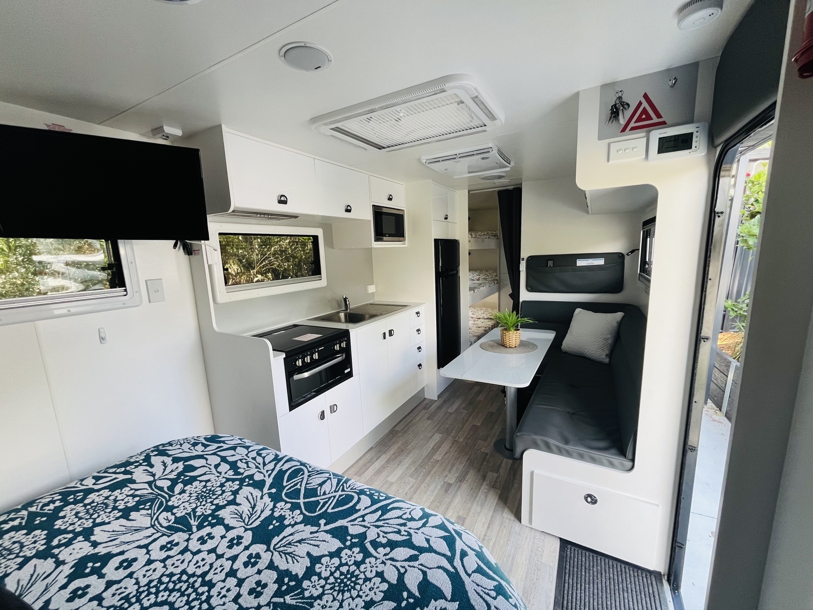 Seven Wonders - Triple Bunk Family Van photo 8