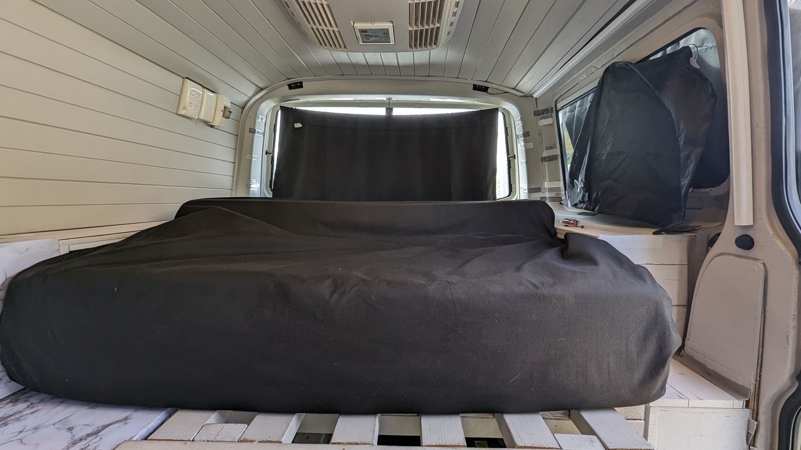 VOLKSWAGEN TRANSPORTER SWB 4MOTION Auto photo 3