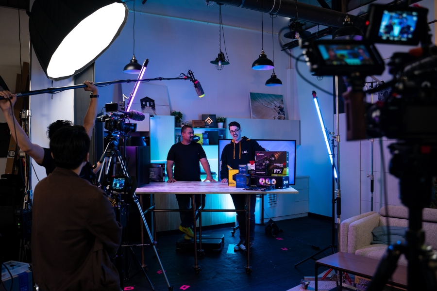 Modern photo/video studio w/ 8x6m cyc wall photo 8